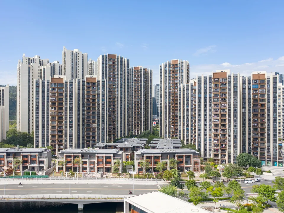 Real estate recovery slows in 2025 as tariffs and geopolitical risks dampen investor confidence and deal activity.