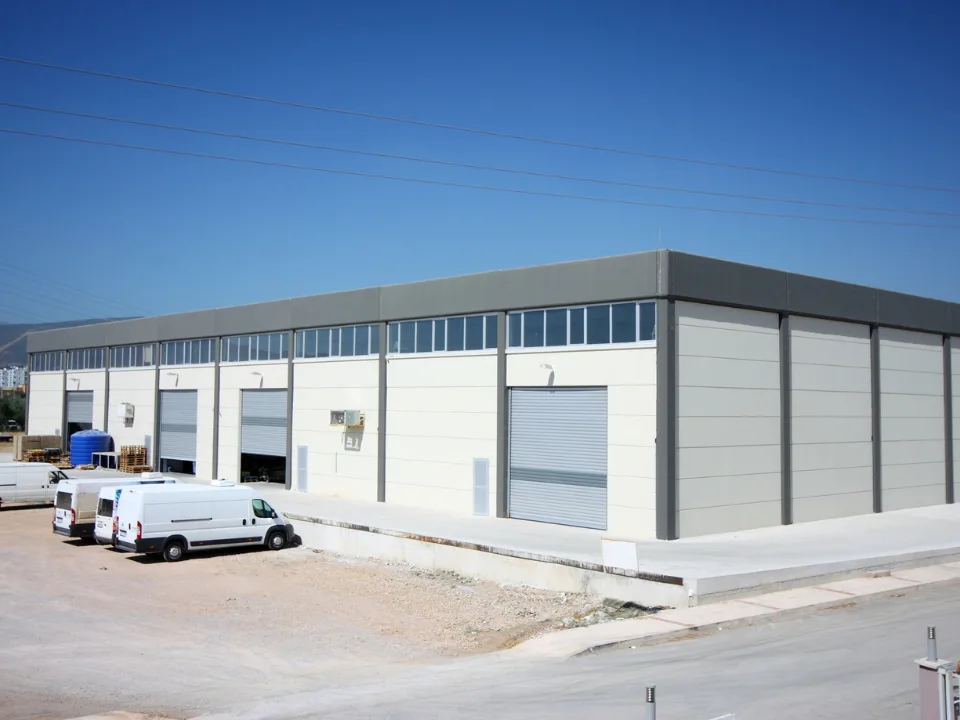 Single-tenant industrial assets faltered in early 2025, while multi-tenant properties gained momentum as investors prioritized reliability.