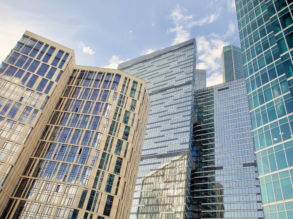 CRE uncertainty drives investors to pause in Q1 2025, with apartments emerging as the top safe-haven asset class.