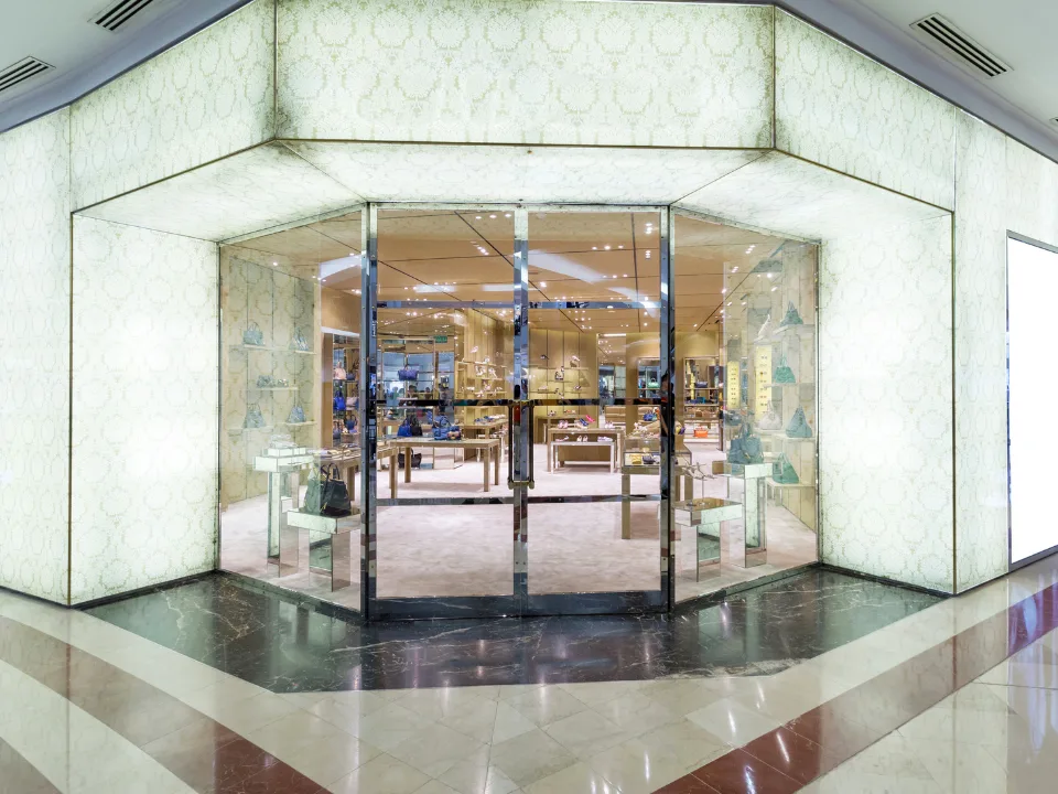 Alo Yoga brings its luxury wellness club and retail store to Miami Beach with plans for a Lincoln Road renovation.