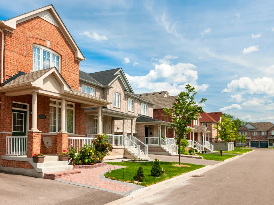 Facing sluggish sales and looming tariffs, homebuilders are aggressively ramping up incentives this spring to stay competitive.