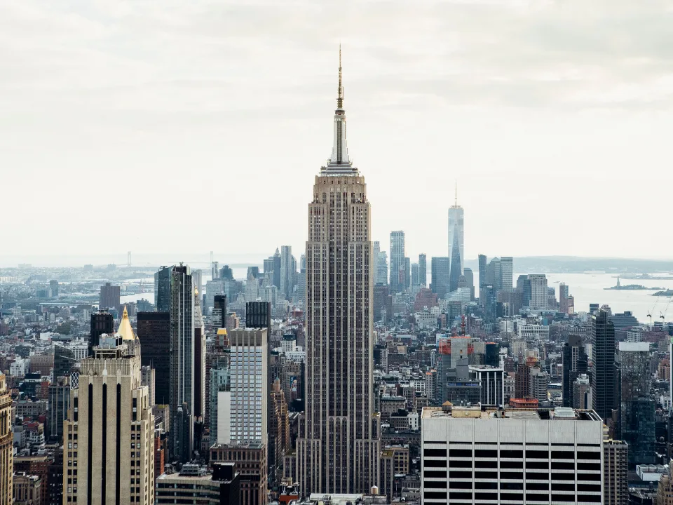 Starr Expansion secures two full floors at Americas Tower in Midtown, growing its NYC office footprint in a key Manhattan location.