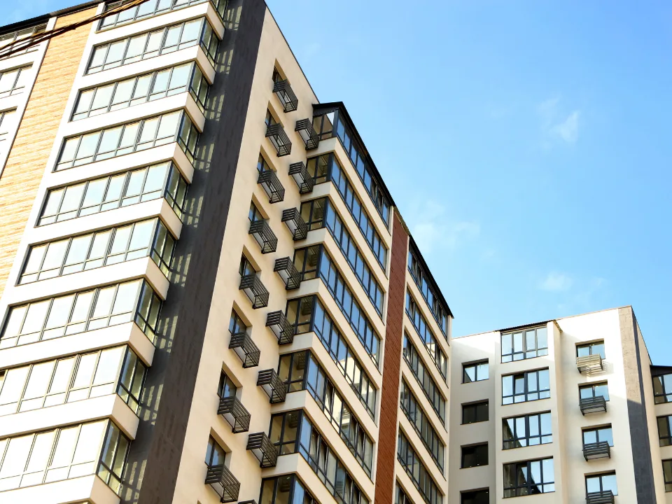 Multifamily investment surged in early 2025 as vacancy rates dropped and rent growth returned, boosting investor confidence across US markets.