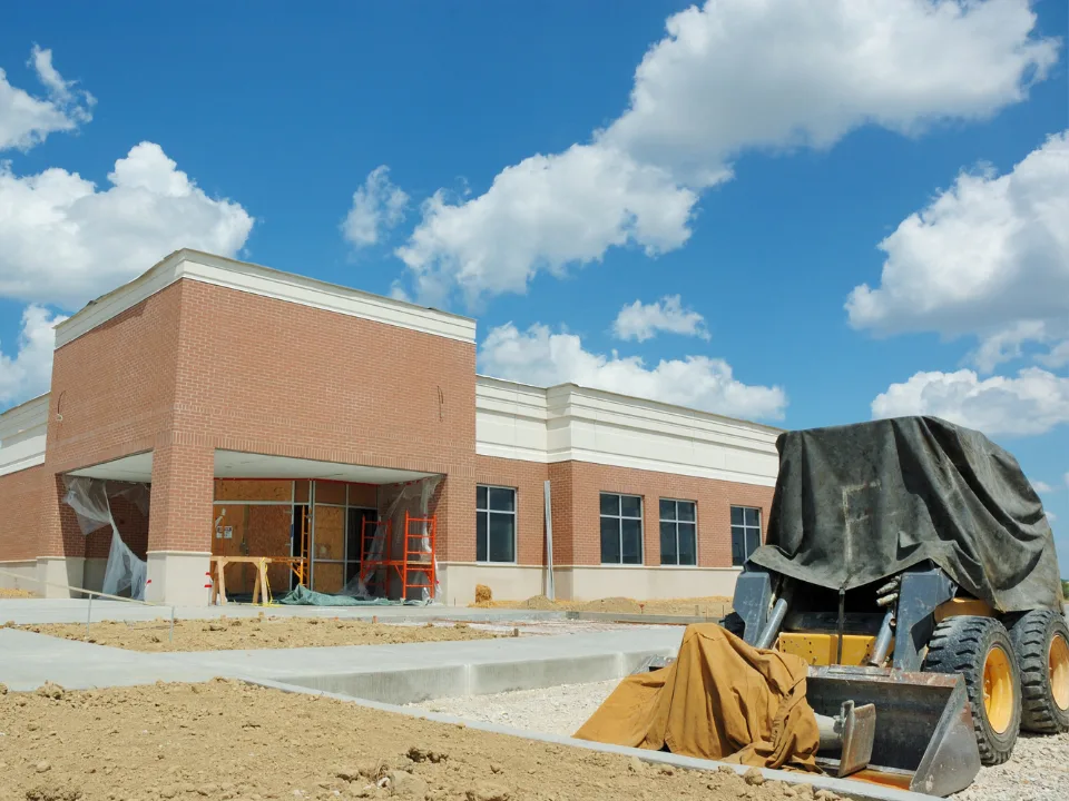 Fit-out costs rise 4% to $155 PSF as retail construction faces higher mechanical and material expenses nationwide.