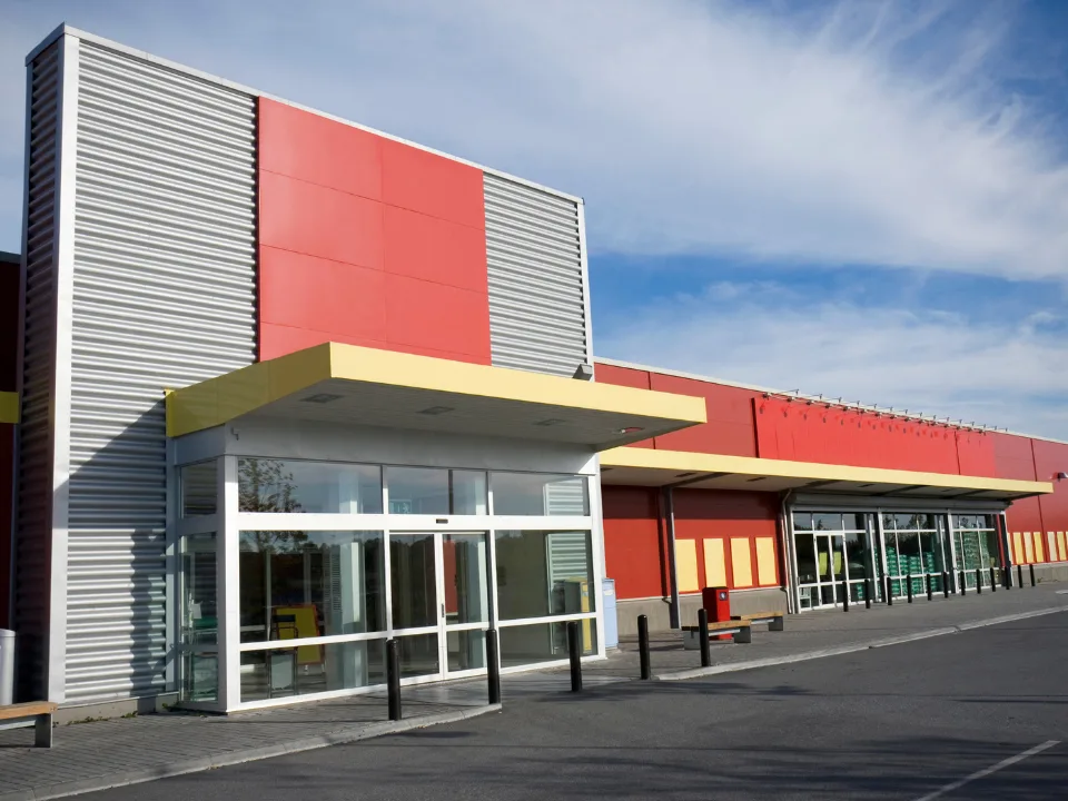 Nuveen raises $320M for its grocery retail fund targeting high-demand, grocery-anchored shopping centers across the US.