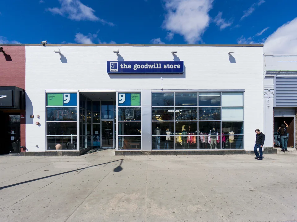 Store expansion remains strong in 2025 as major US retailers grow footprints despite economic uncertainty and rising closures.