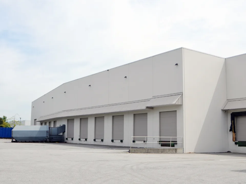 Warehouse vacancy climbs in Q1 2025 as speculative supply outpaces demand, signaling challenges in the US industrial market.