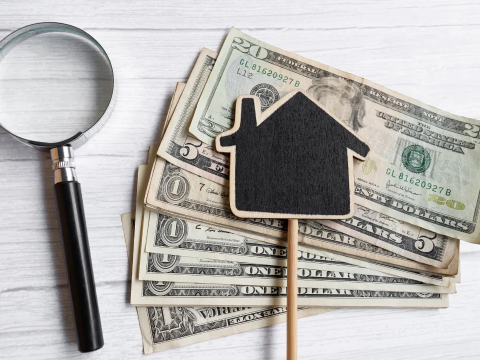 Withdrawal requests at Starwood REIT hit $850M as the fund sells assets and gradually lifts redemption limits.