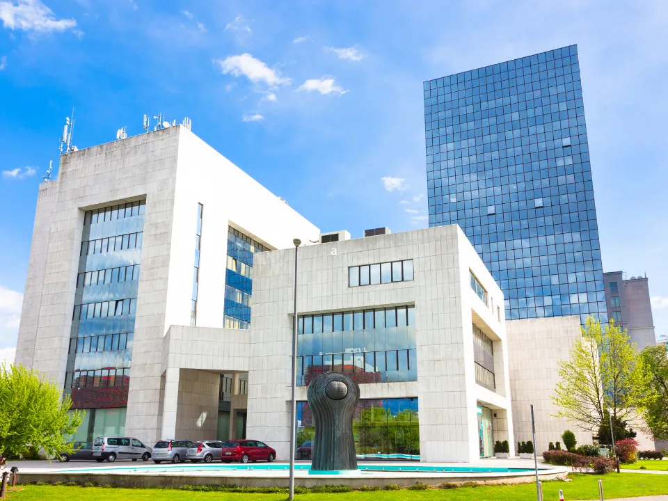 MOB occupancy climbs as outpatient demand rises and new construction slows, tightening availability in key healthcare markets.
