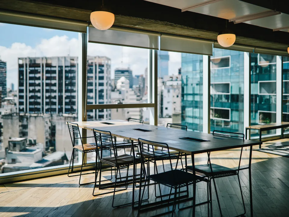 Hybrid workplace trends are reshaping office strategy with flexible design, seat sharing, and collaboration across industries.