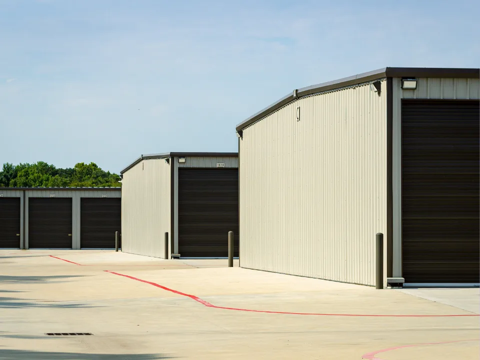 Self-storage REITs CubeSmart and Public Storage lead key US markets with contrasting strategies in pricing, scale, and performance.