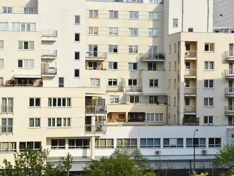 Multifamily resilience supports rent growth in 2025 despite high supply, economic uncertainty, and policy risks across US markets.