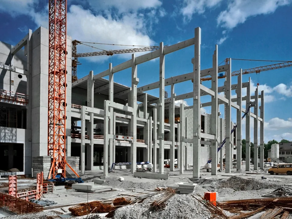 Apartment delays have topped 500,000 units since 2018 as labor shortages and costs slow US multifamily construction.