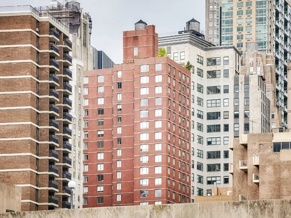 Manhattan sales jumped 17% in Q2 as cash buyers dominated the luxury market and high-end deals led price gains.