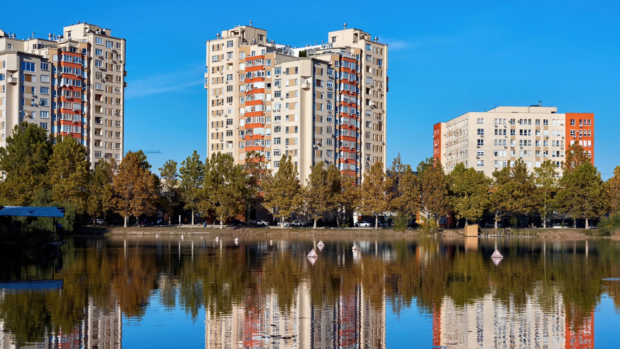 Rental season slowdowns bring savings as landlords offer deals in fall and winter months to fill vacancies and attract tenants.