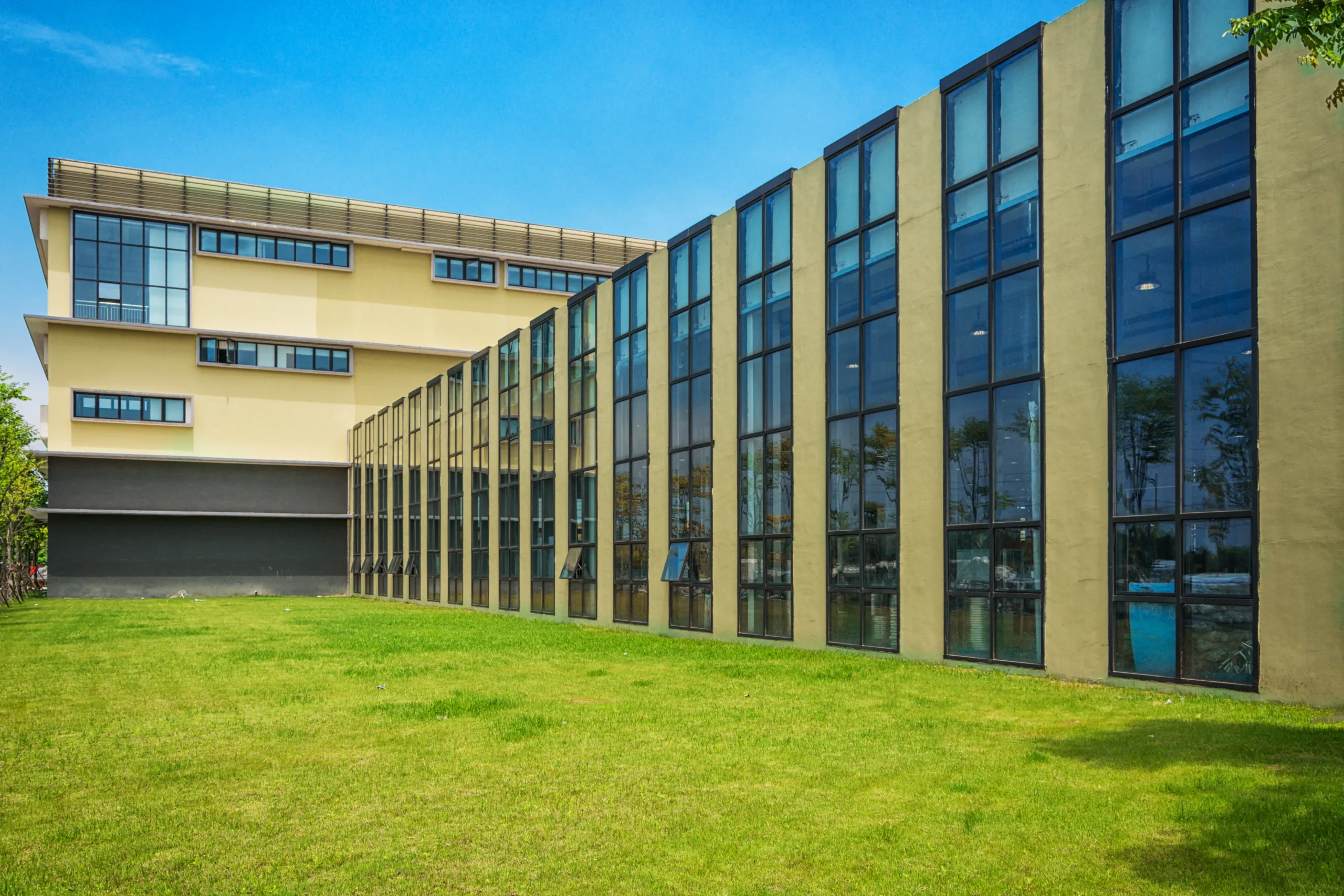 Suburban offices lead in 2025 with stronger loan metrics and conservative underwriting, outperforming urban counterparts.