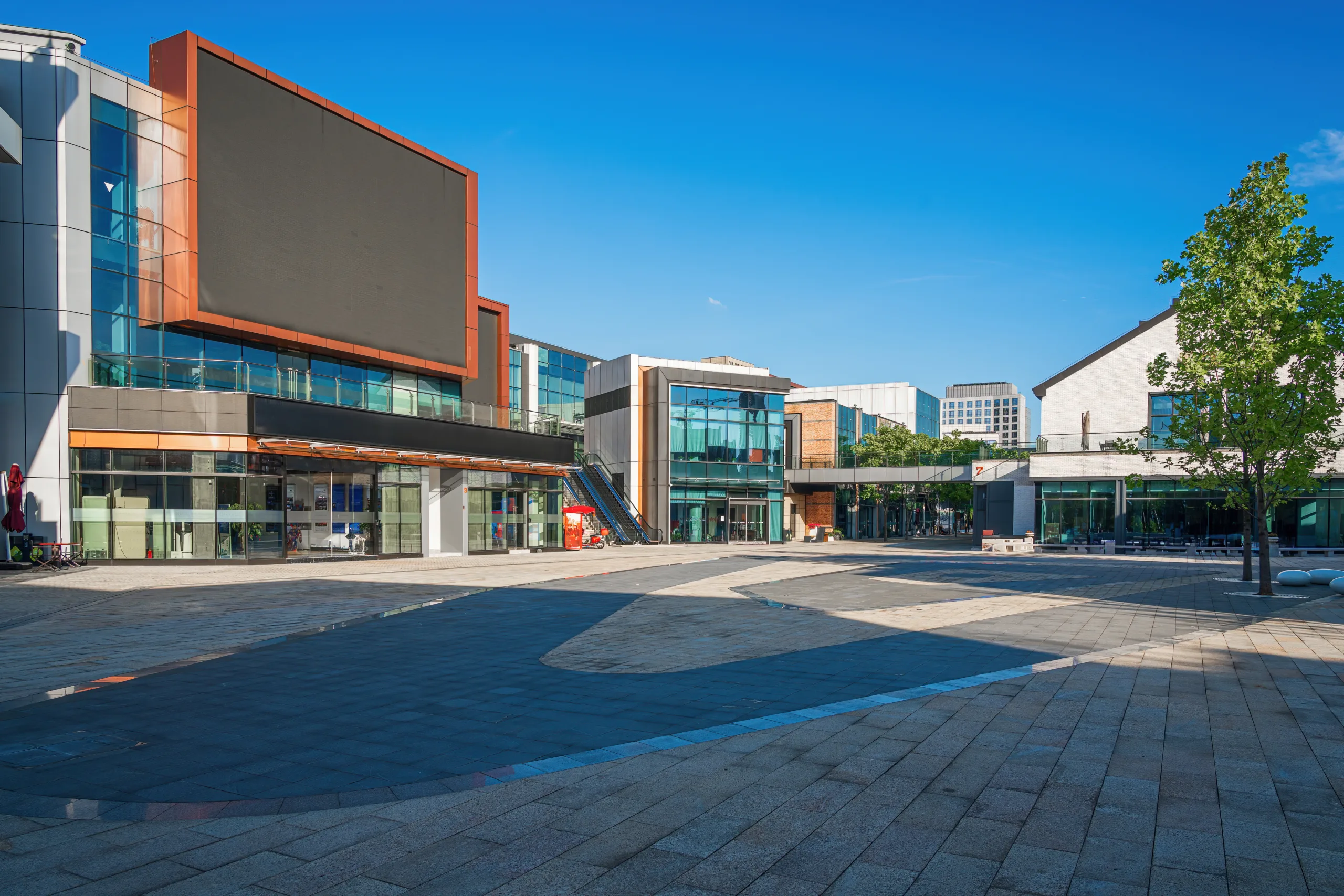 Onyx Partners acquires a major retail portfolio from Copper Property Trust in a $947M all-cash deal set to close by September 2025.