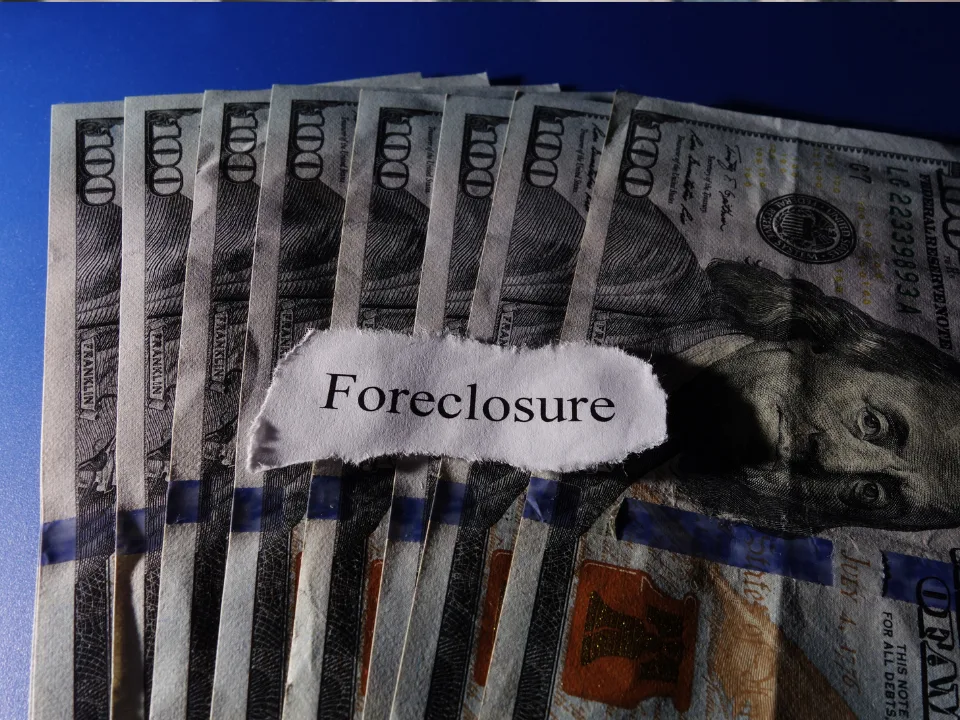 Yieldstreet losses show how rising rates and risky deals hit retail investors in crowdfunded real estate, with millions at risk.