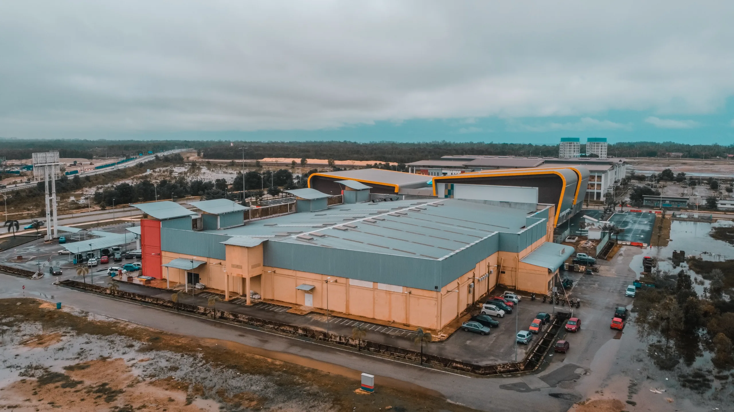 3PL leases dominated industrial deals in H1 2025 as e-commerce slowed and occupiers shifted to smaller, more strategic spaces.