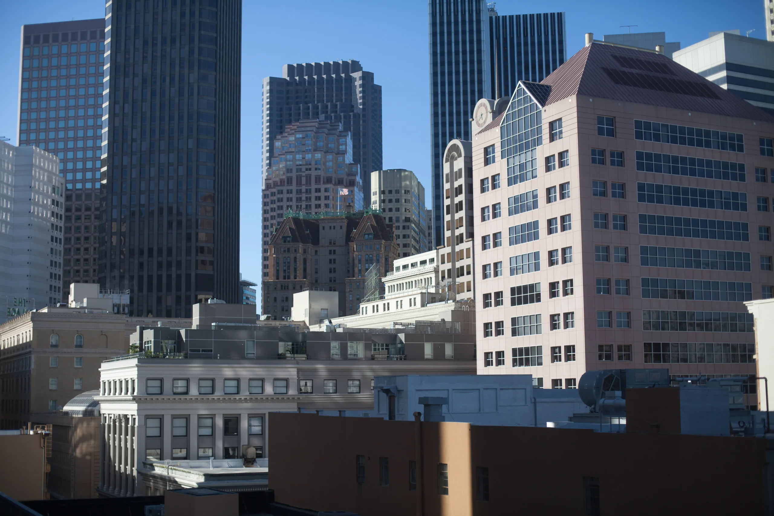 Discounted sales surge in 2025 as high vacancies and rising rates push office property values lower across major US markets.