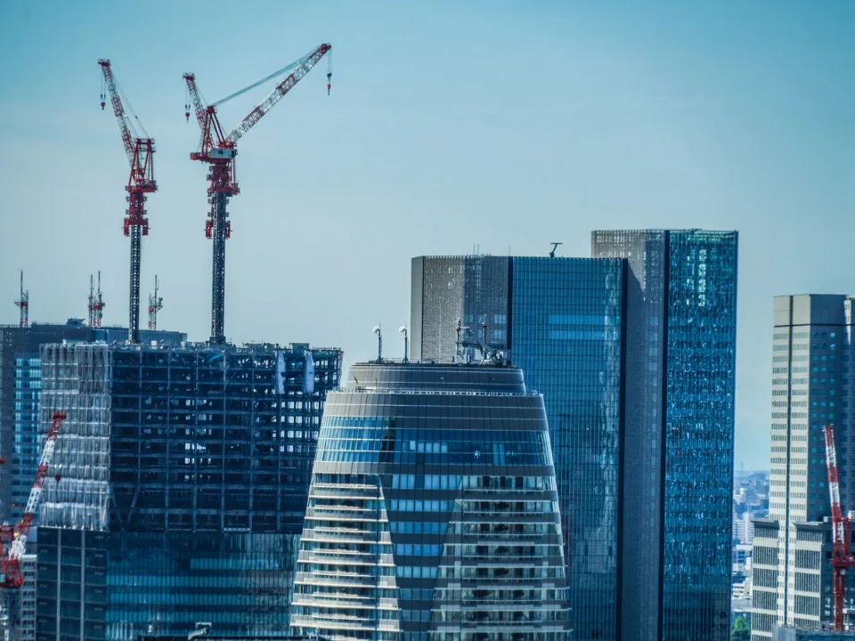 CRE activity stayed strong in August 2025 as institutional investors drove deals despite a seasonal slowdown and rate-related caution.