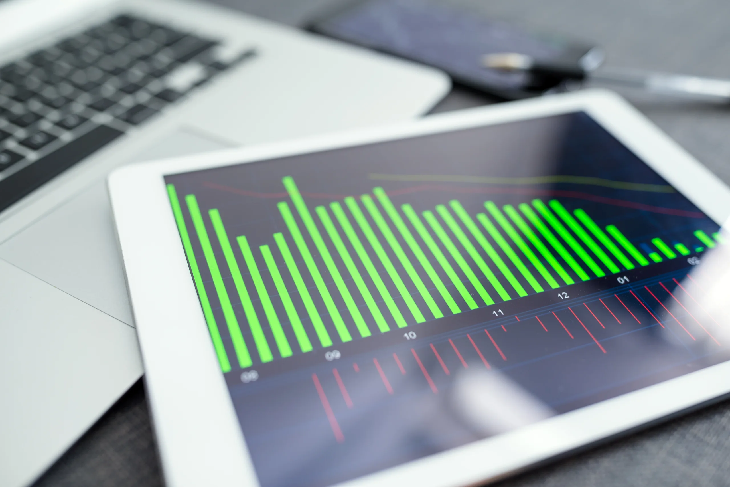 A major job revision cut 911000 positions, signaling labor market weakness and fueling fresh uncertainty for commercial real estate.