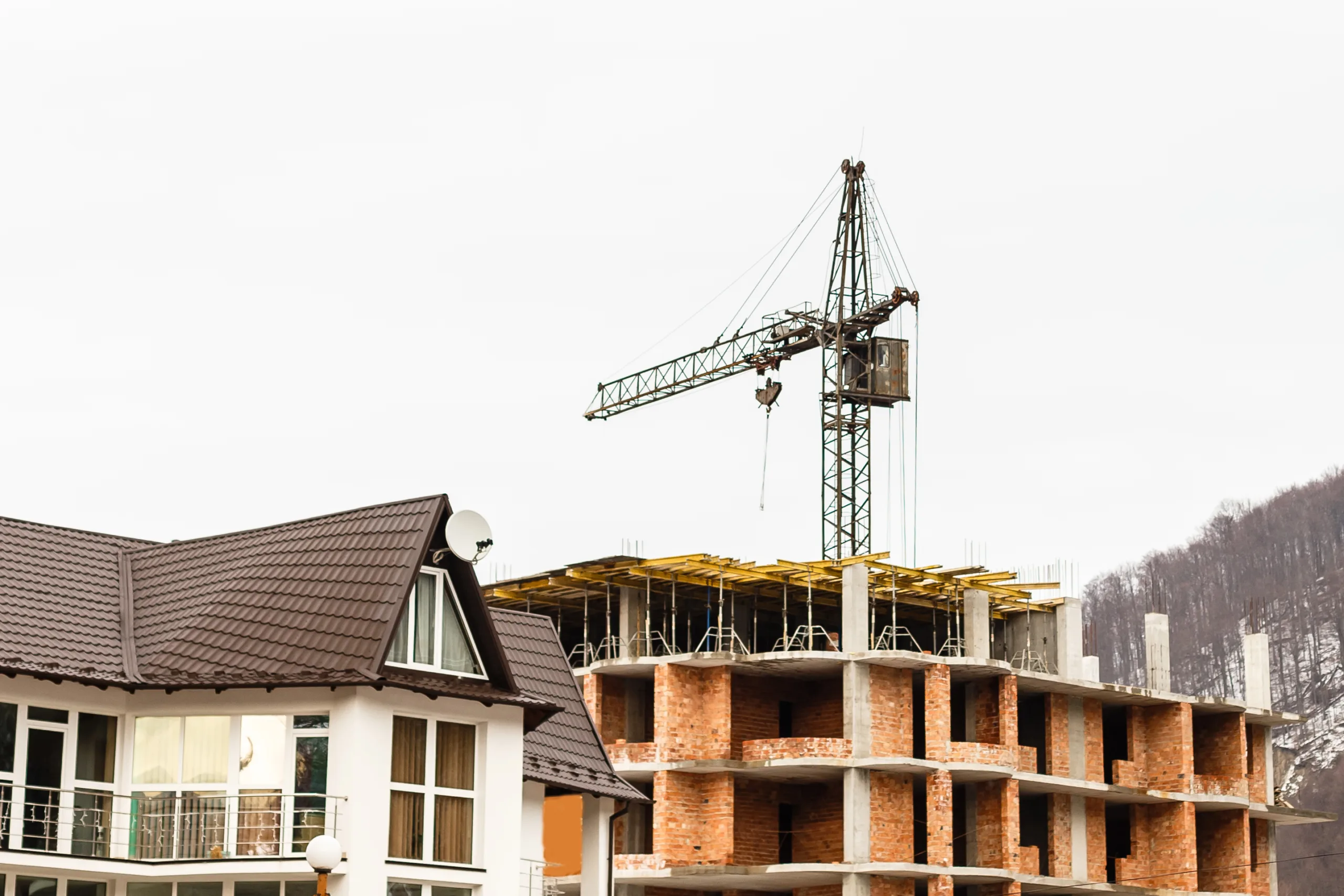 Housing permits hit pandemic-era lows, with Moody’s warning the slump is a strong signal of rising US recession risk.