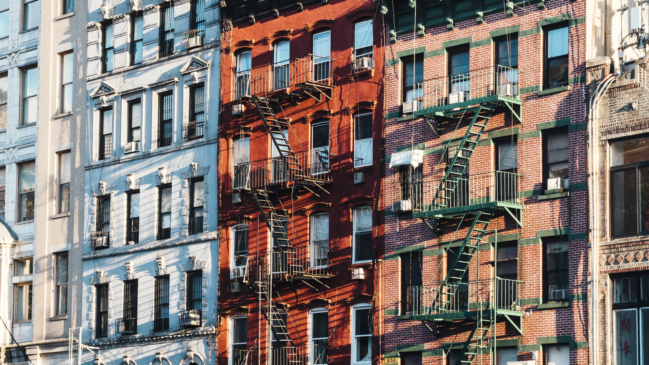 Manhattan rents dropped in August for the first time in months as falling mortgage rates ease pressure on the rental market.