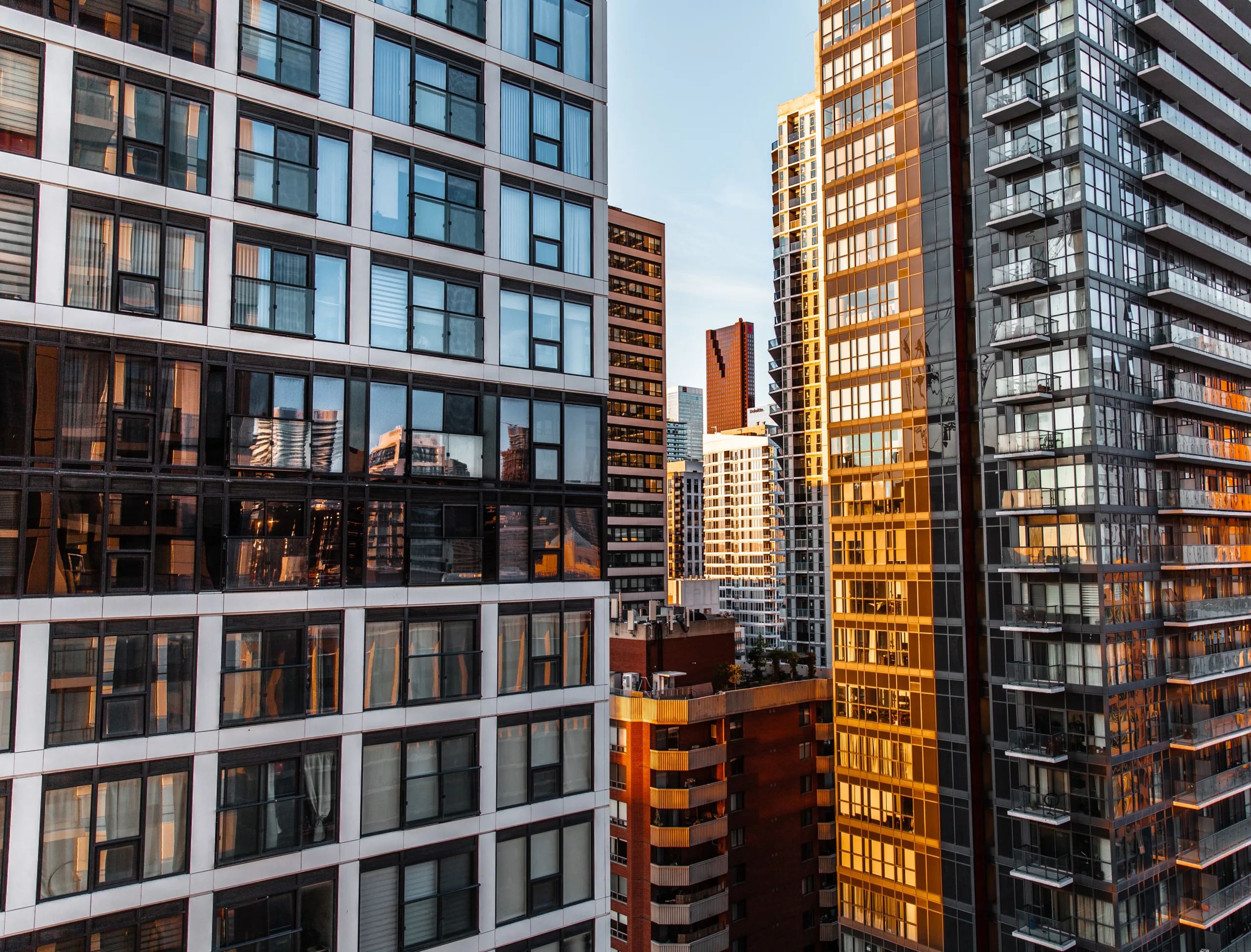 US apartment market softens in August as occupancy dips and rents fall year-over-year, the first decline since 2021.