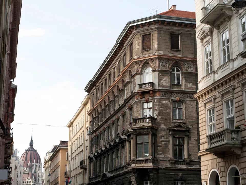 Older multifamily assets lead 2025 CRE deals as investors favor smaller buildings with better financing options amid tight capital.