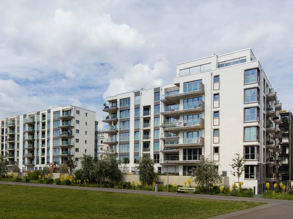 Single-asset deals hit record highs as capital-rich investors target logistics, retail, and multifamily over riskier portfolio plays.