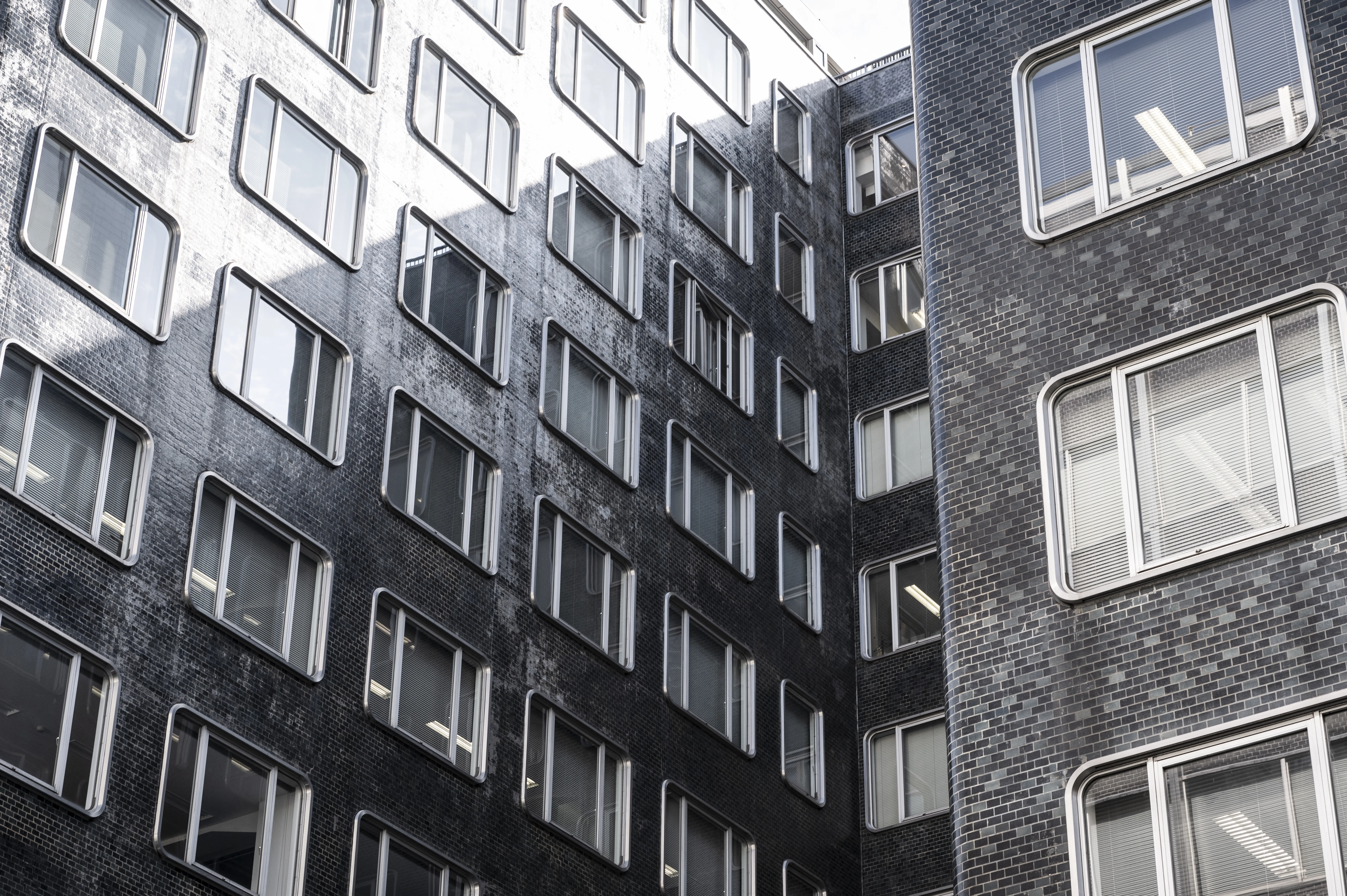 Blackstone refi deal nears close on $465M multifamily portfolio spanning Massachusetts, Florida, and Georgia.