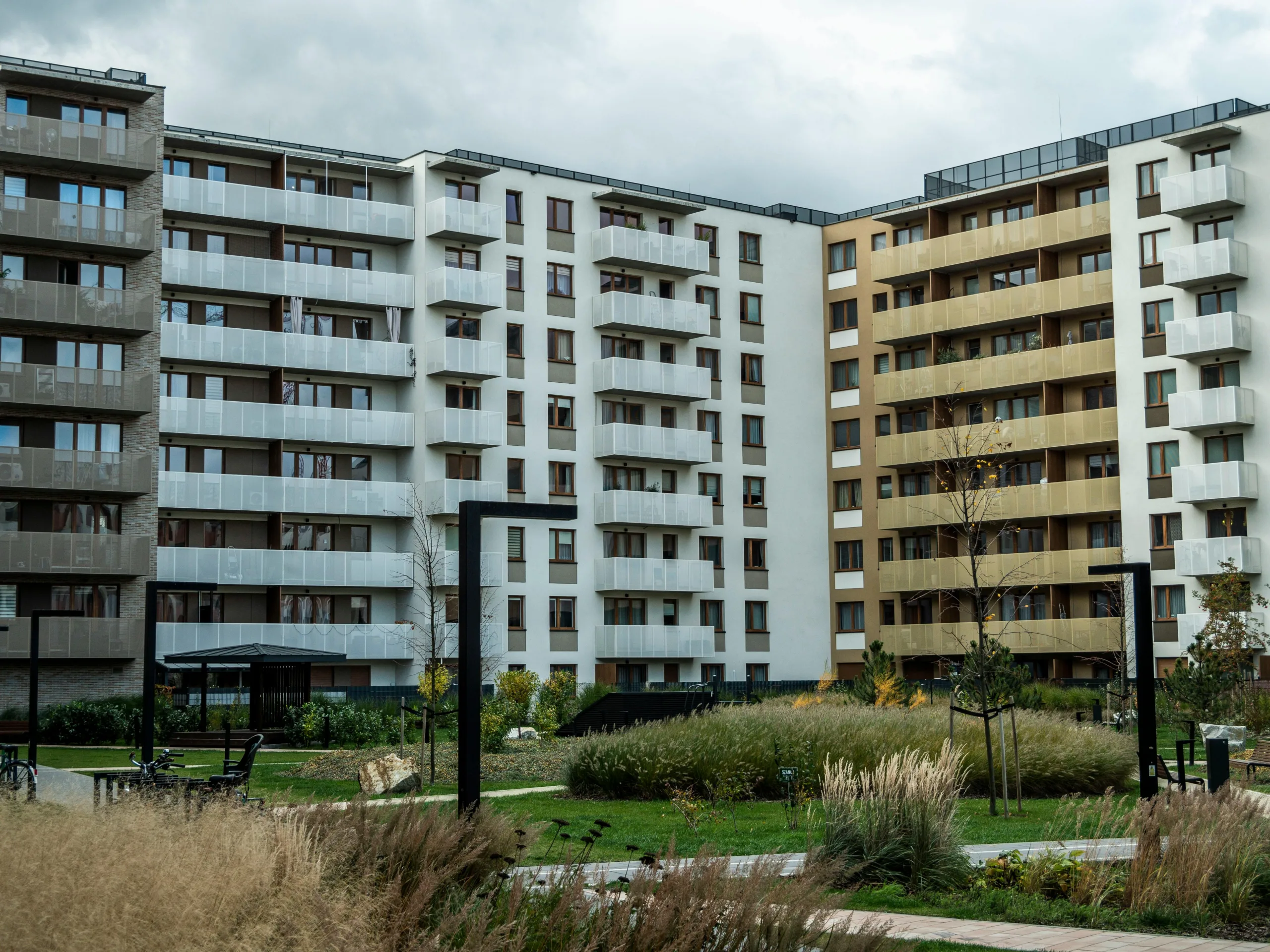 Multifamily demand stays strong but rent growth lags as high vacancy and new supply challenge pricing power in key markets.