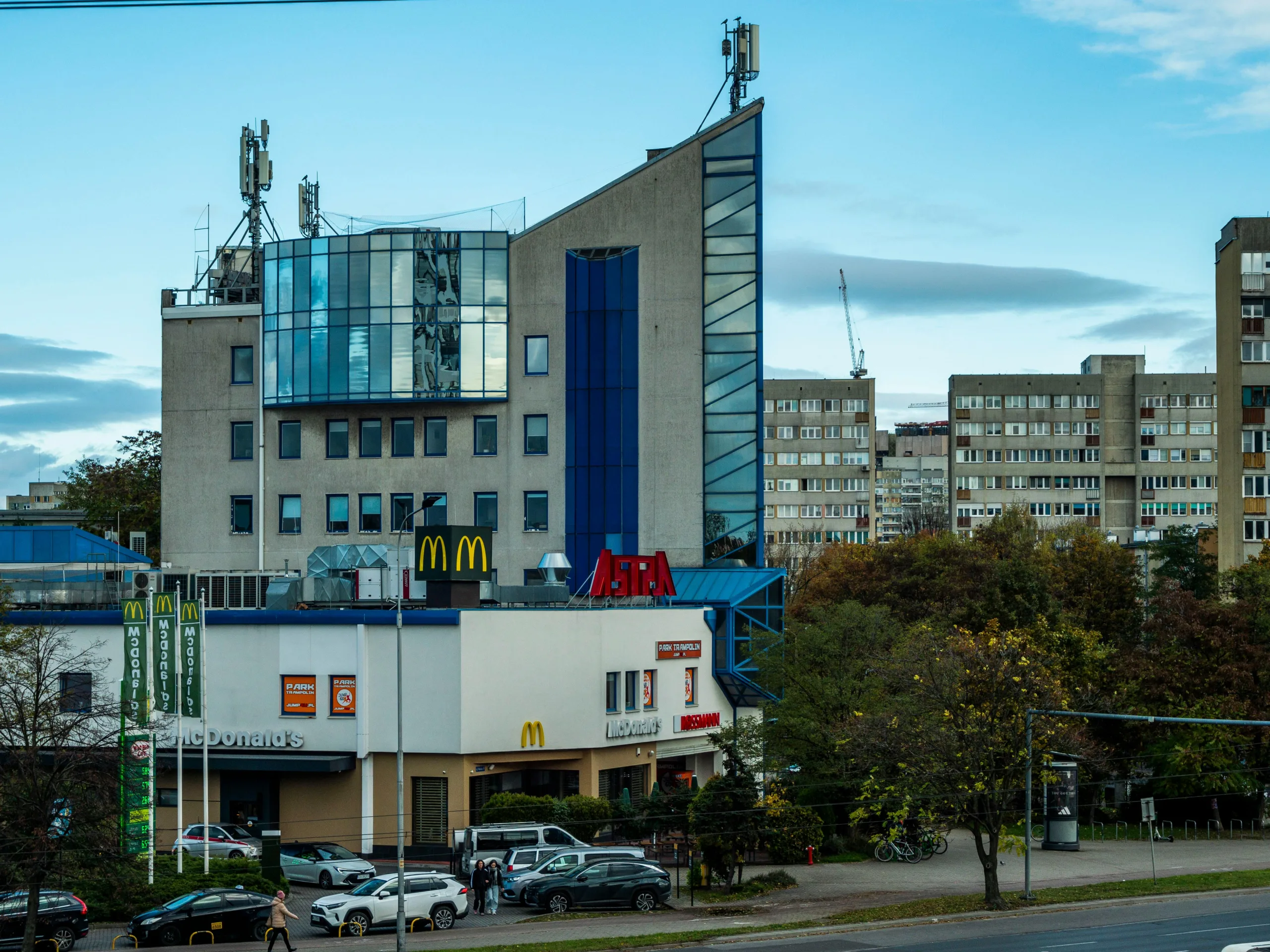 Cap rates declined in Q3 2025 as tenant quality and sector demand shaped pricing across the net lease market.