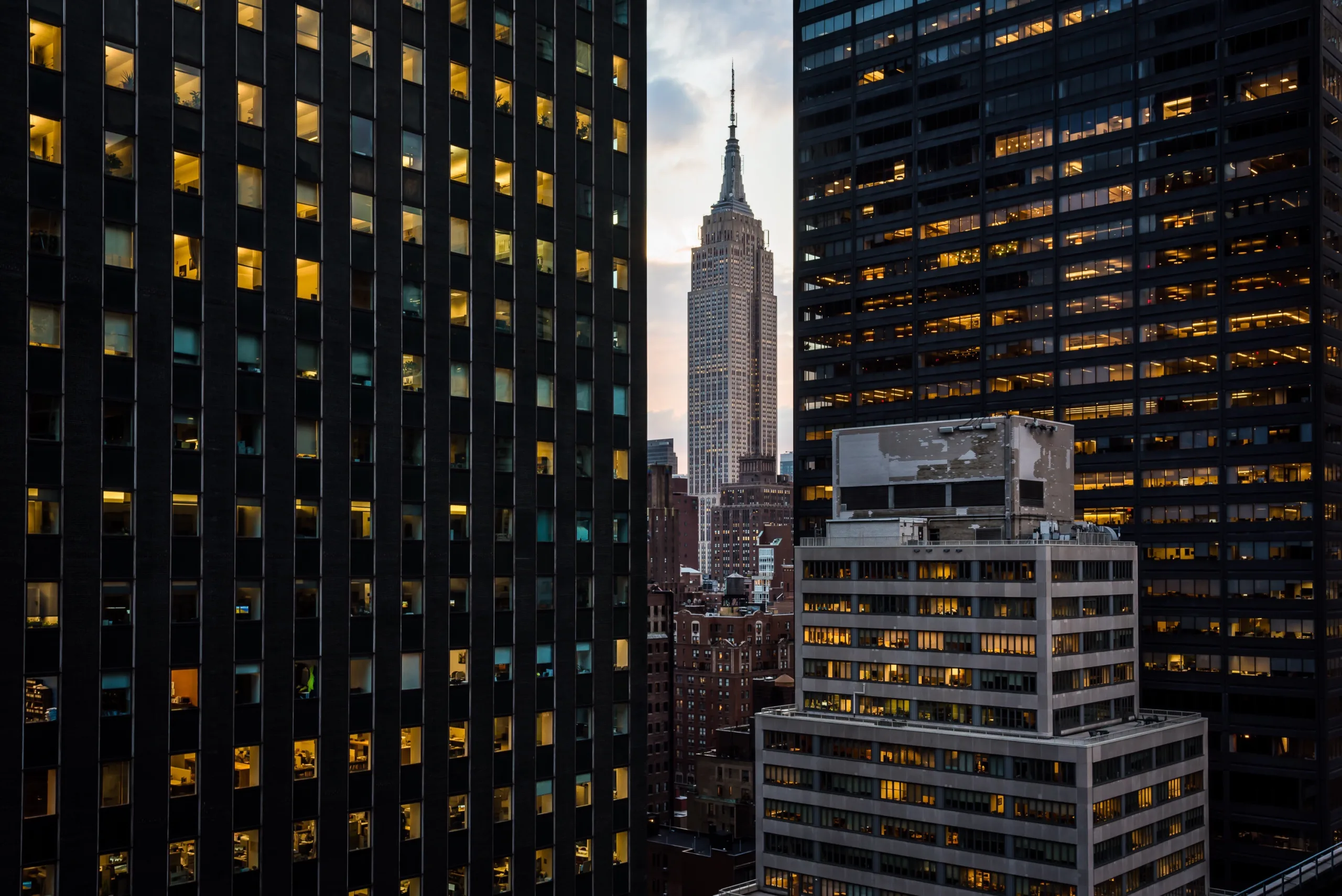 AI leasing is surging in NYC as well-funded startups and major tech firms drive new demand for Manhattan office space in 2025.