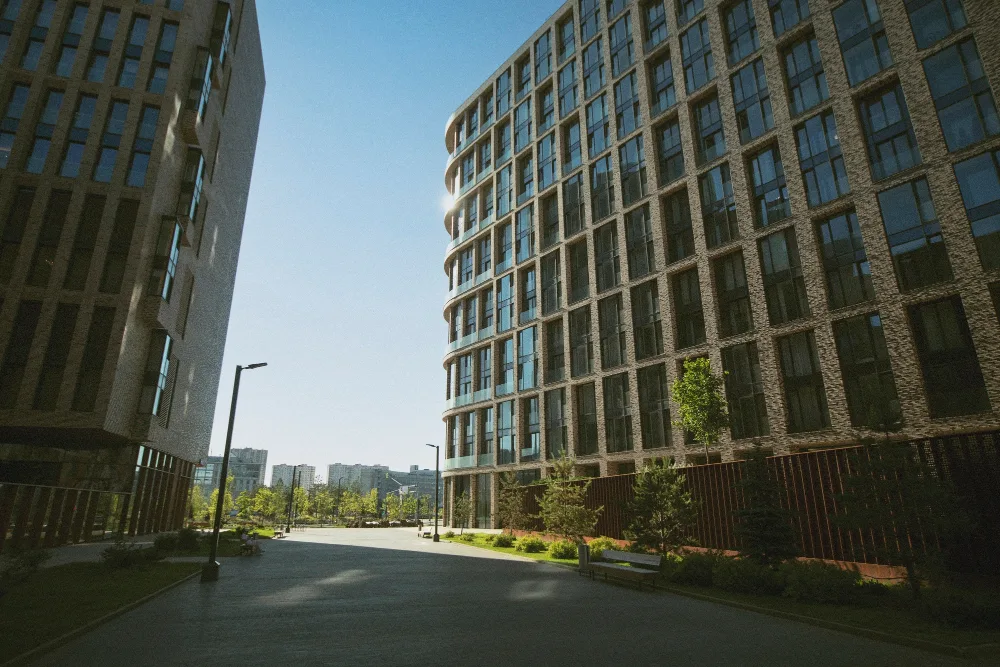 Big banks reduce commercial real estate exposure while smaller lenders face rising risks from maturing loans and falling property values.