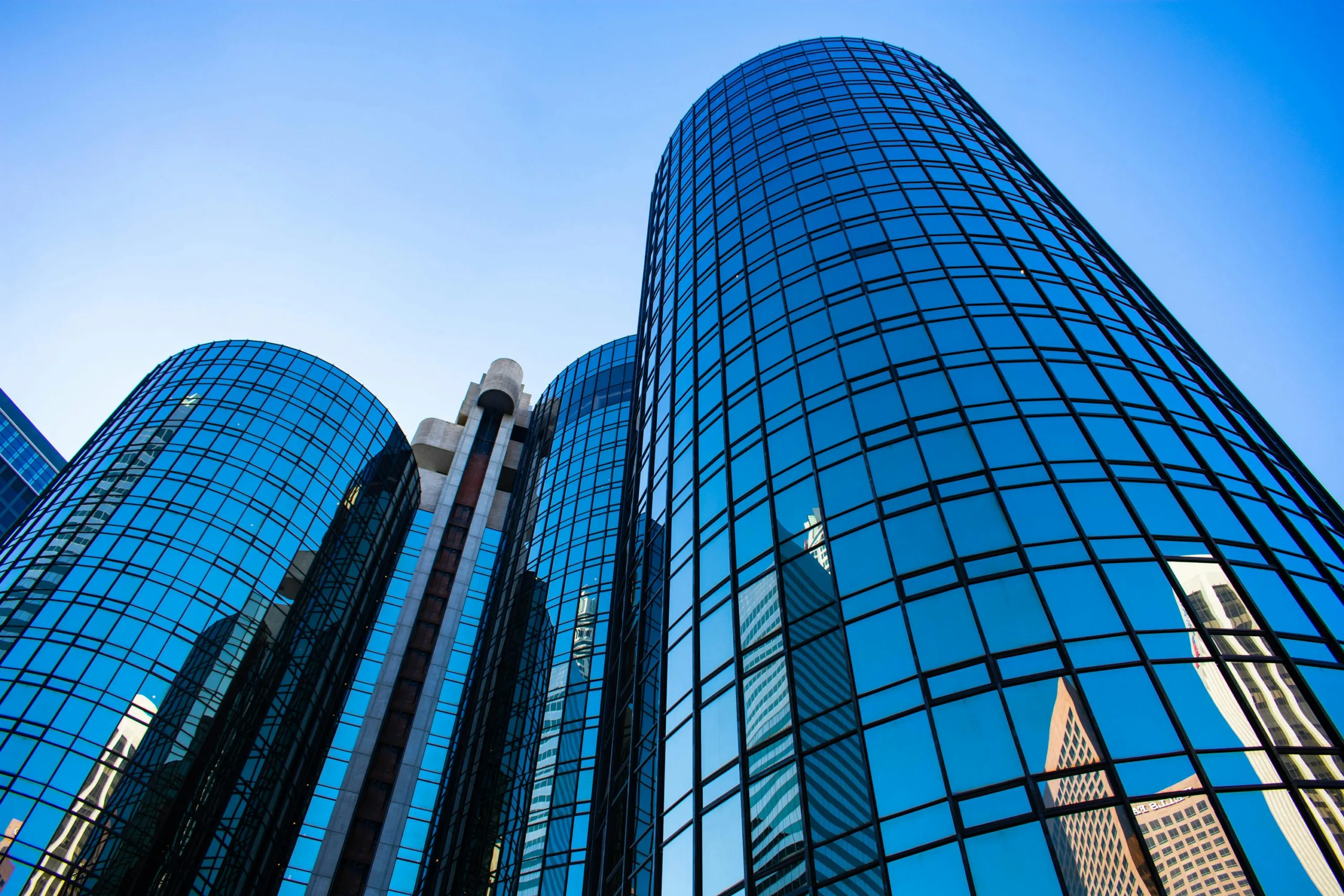 Hudson Pacific announces a reverse split as stock plunges 44%, battling deep losses and mounting pressure to stabilize before year-end.