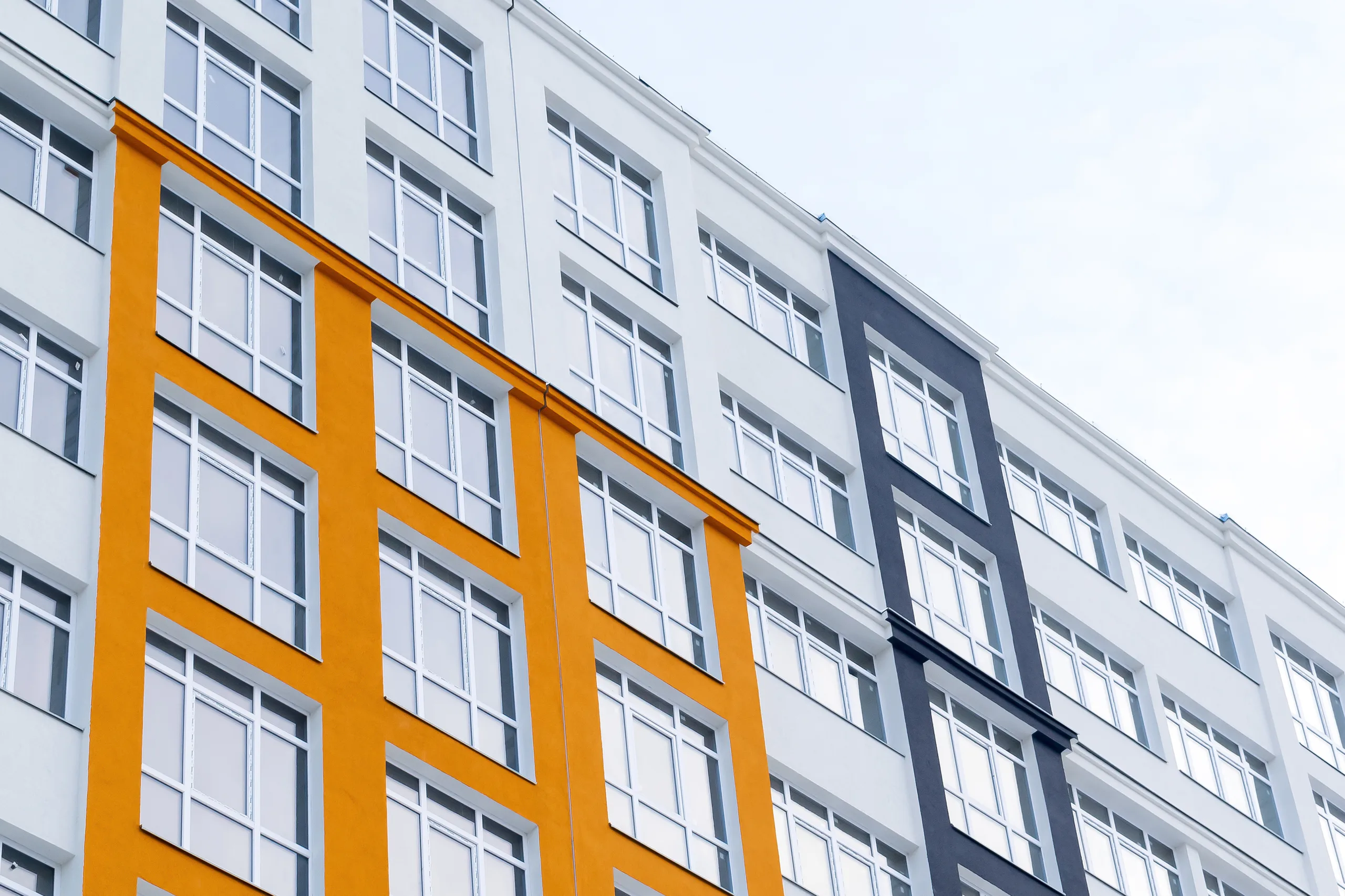 Rent concessions in multifamily housing point to rising risk and softening performance in key US real estate markets.