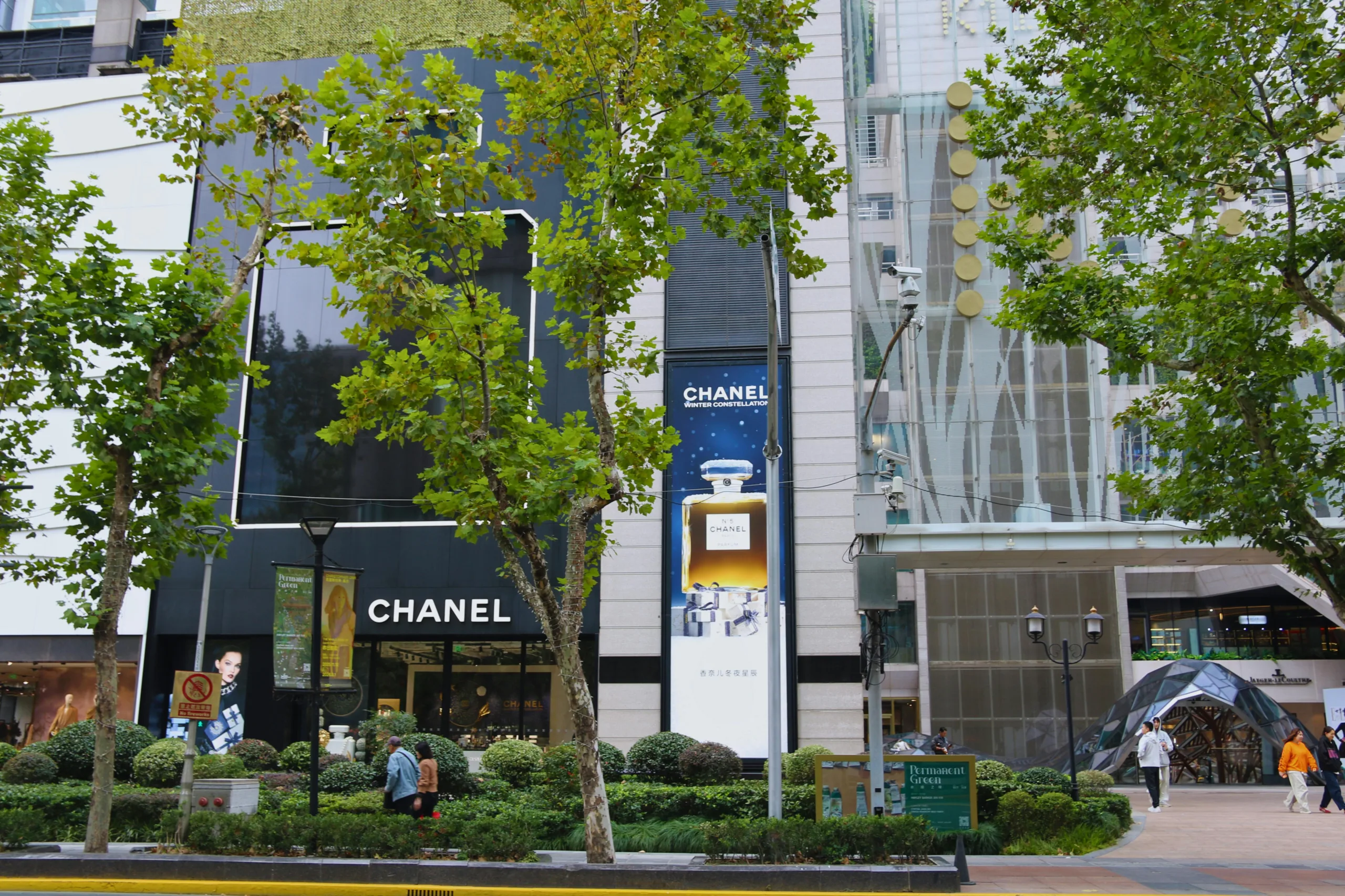 Prime retail leasing surges as New York, Los Angeles, and Miami lead North America's post-pandemic retail recovery.