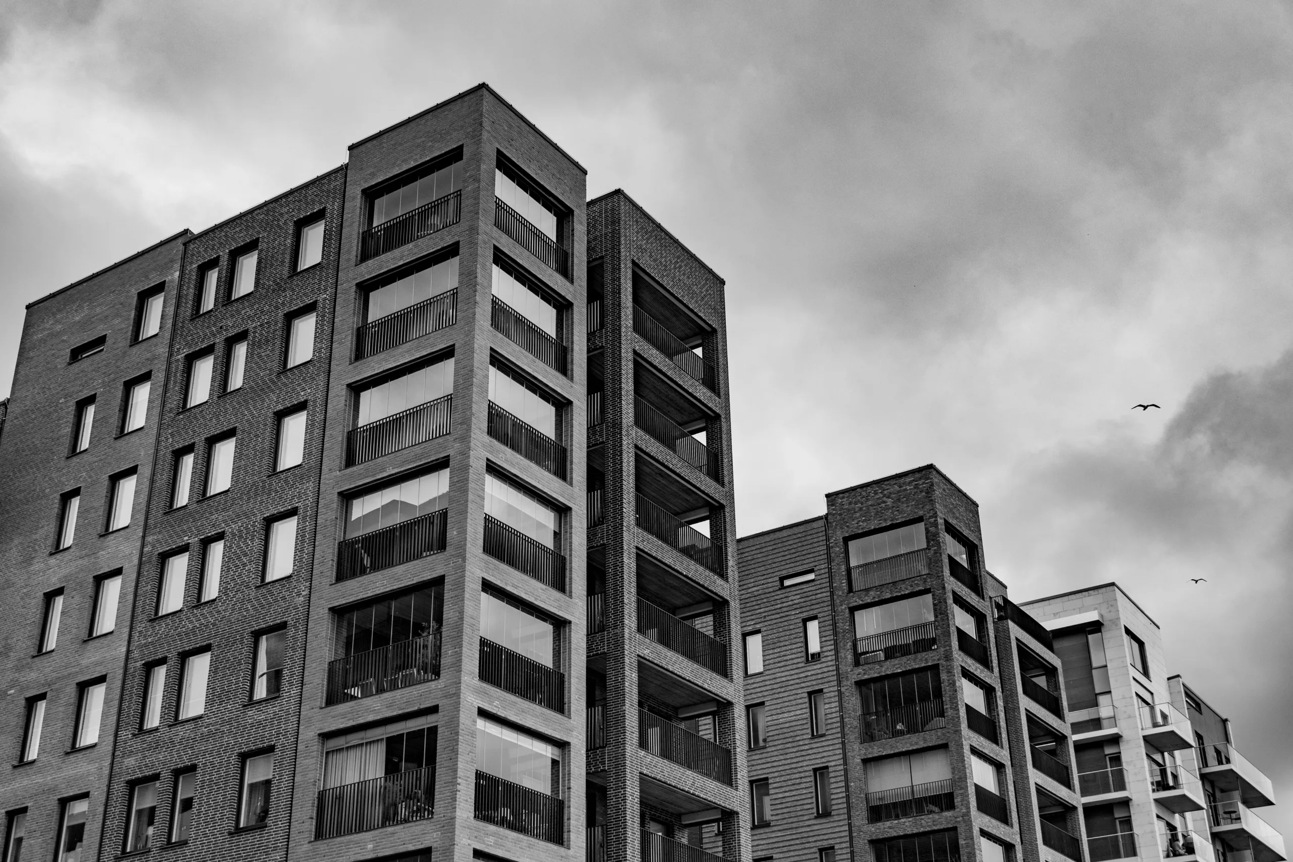 Multifamily rents continue to fall nationwide as high supply and weakening demand pressure prices in major US rental markets.