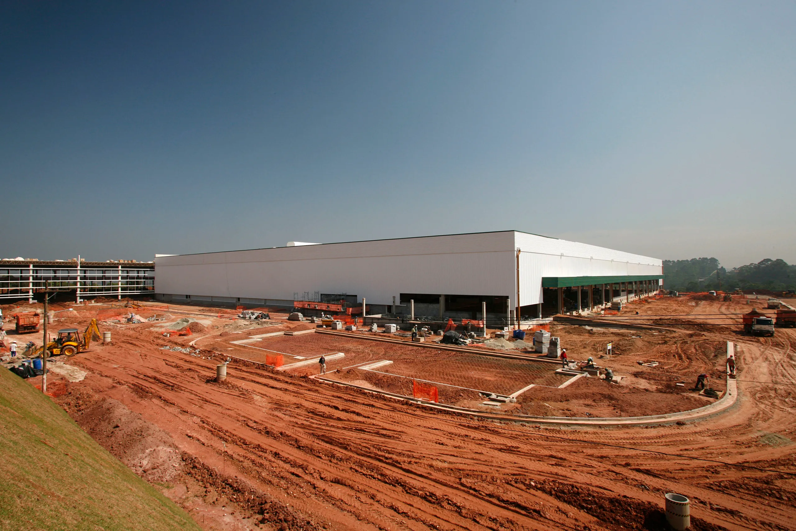 Onshoring boom boosts US industrial real estate demand as manufacturers shift production and expand logistics networks.