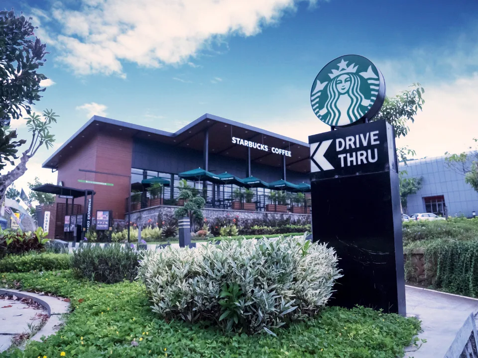 Net lease cap rates hold steady as investors focus on risk, lease term, and credit instead of reacting to interest rate shifts.