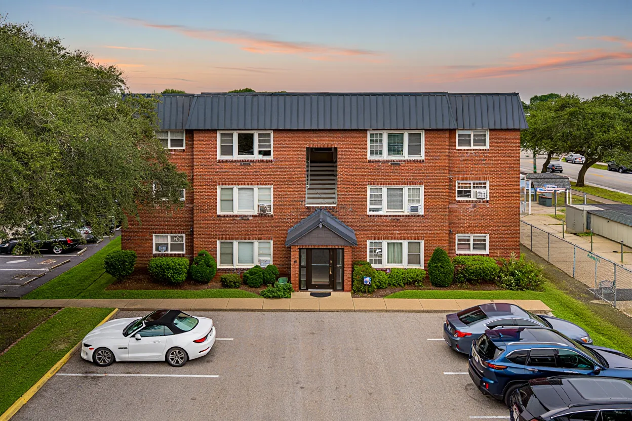 Mid-tier multifamily outperforms luxury in 2026 as steady demand, limited supply, and regional trends reshape rent growth.