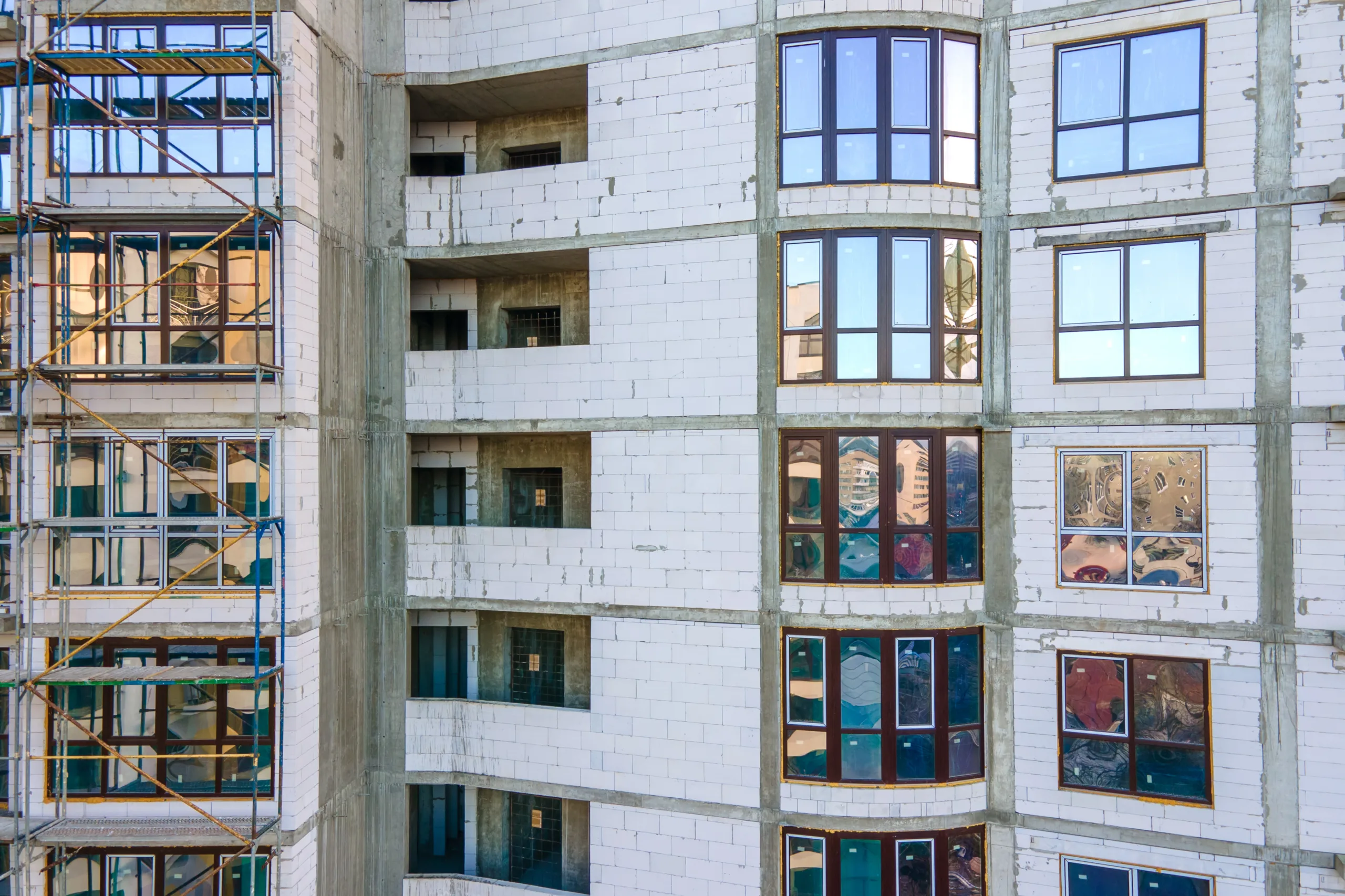 Lurin Capital faces $700M in defaults, fraud claims, and tenant fallout, exposing cracks in multifamily syndication across the Sun Belt.