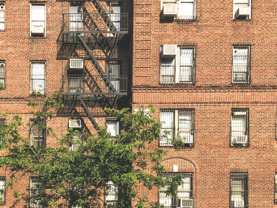 Flagstar resumes CRE lending outside NY as risk reviews and legal shifts reshape its multifamily strategy and stabilize its balance sheet.