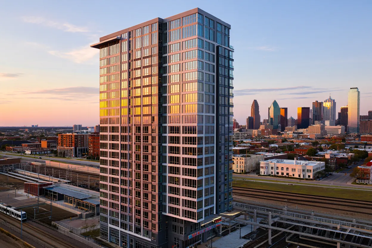 Kushner Companies acquires the 28-story Eastline Residences in Dallas, marking one of the city’s largest multifamily deals since 2022.