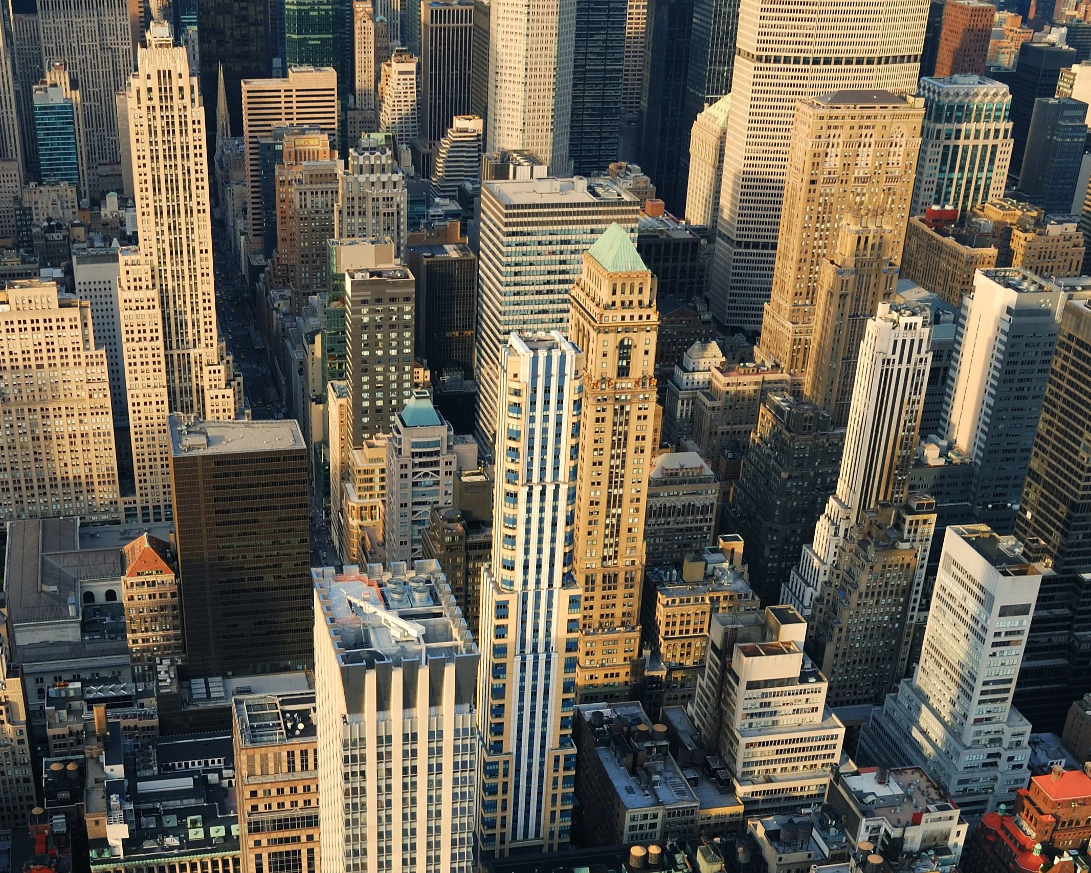 Lenders move to foreclose on Manhattan’s Worldwide Plaza after a $940M loan default and a steep decline in property value.