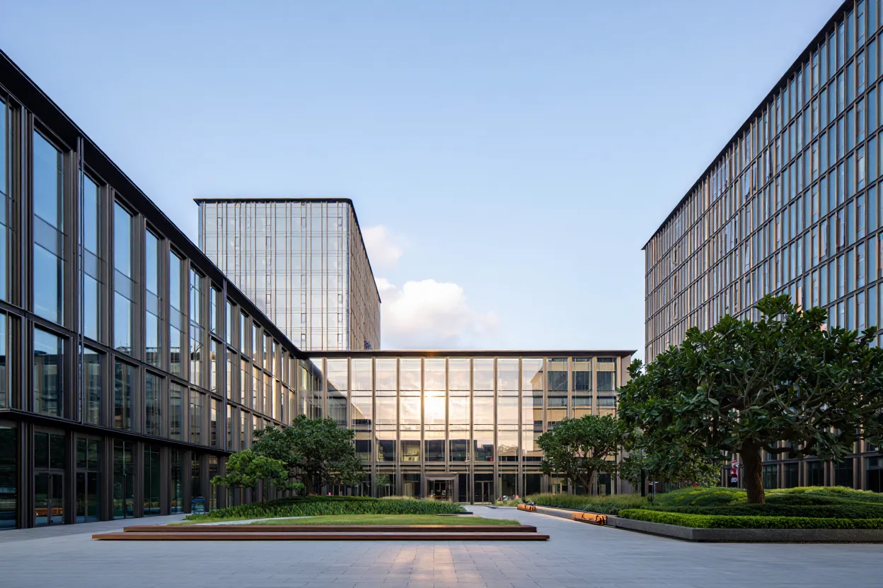 High-end property sales lead US price recovery, with large assets and strong leases outpacing smaller properties in commercial real estate.