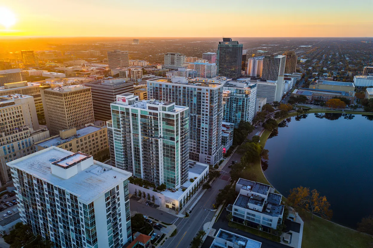 Florida migration slows as rising costs outpace wages, impacting the state’s economic growth and real estate sector.