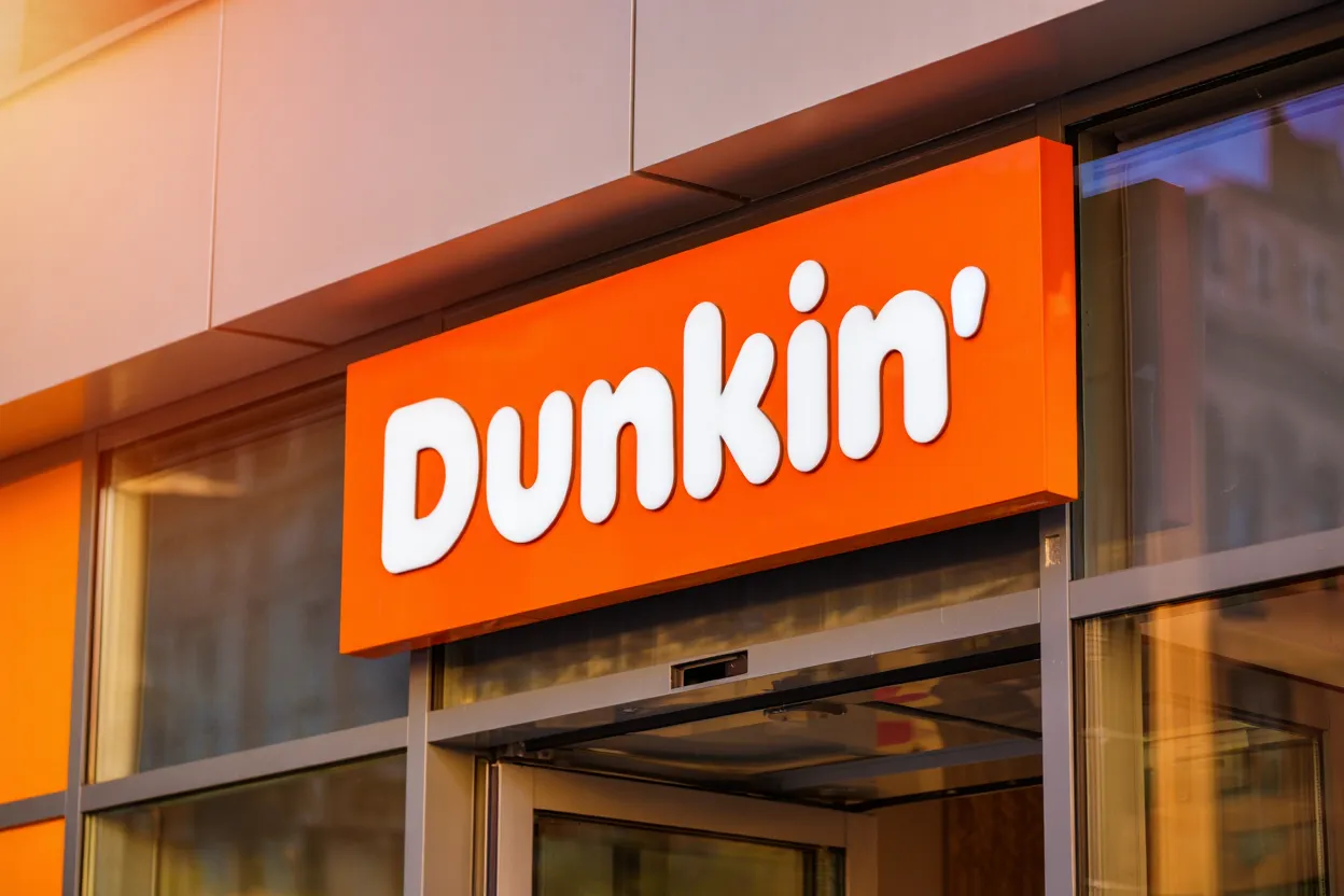Inspire Brands IPO plans advance as Roark Capital picks banks for $2B US offering. Key details on the Dunkin' owner and market context.